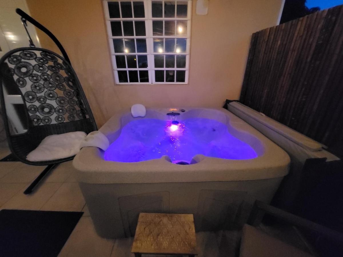 Private Jacuzzi Oasis With Mountain Views And Free Parking Apartment Ponce Exterior photo