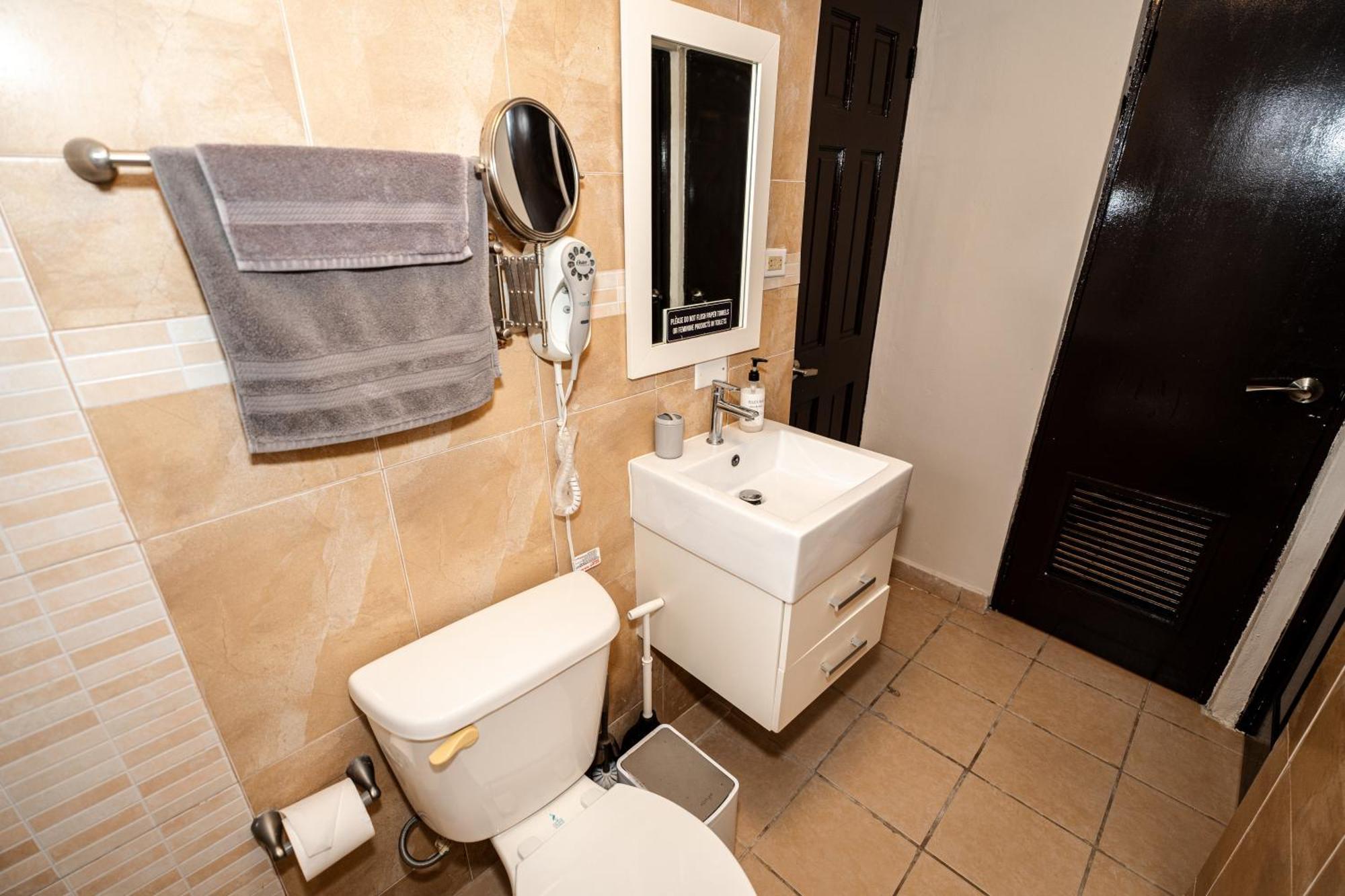 Private Jacuzzi Oasis With Mountain Views And Free Parking Apartment Ponce Exterior photo