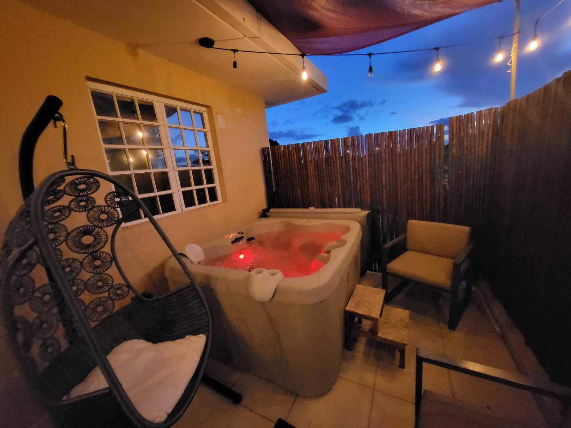 Private Jacuzzi Oasis With Mountain Views And Free Parking Apartment Ponce Room photo